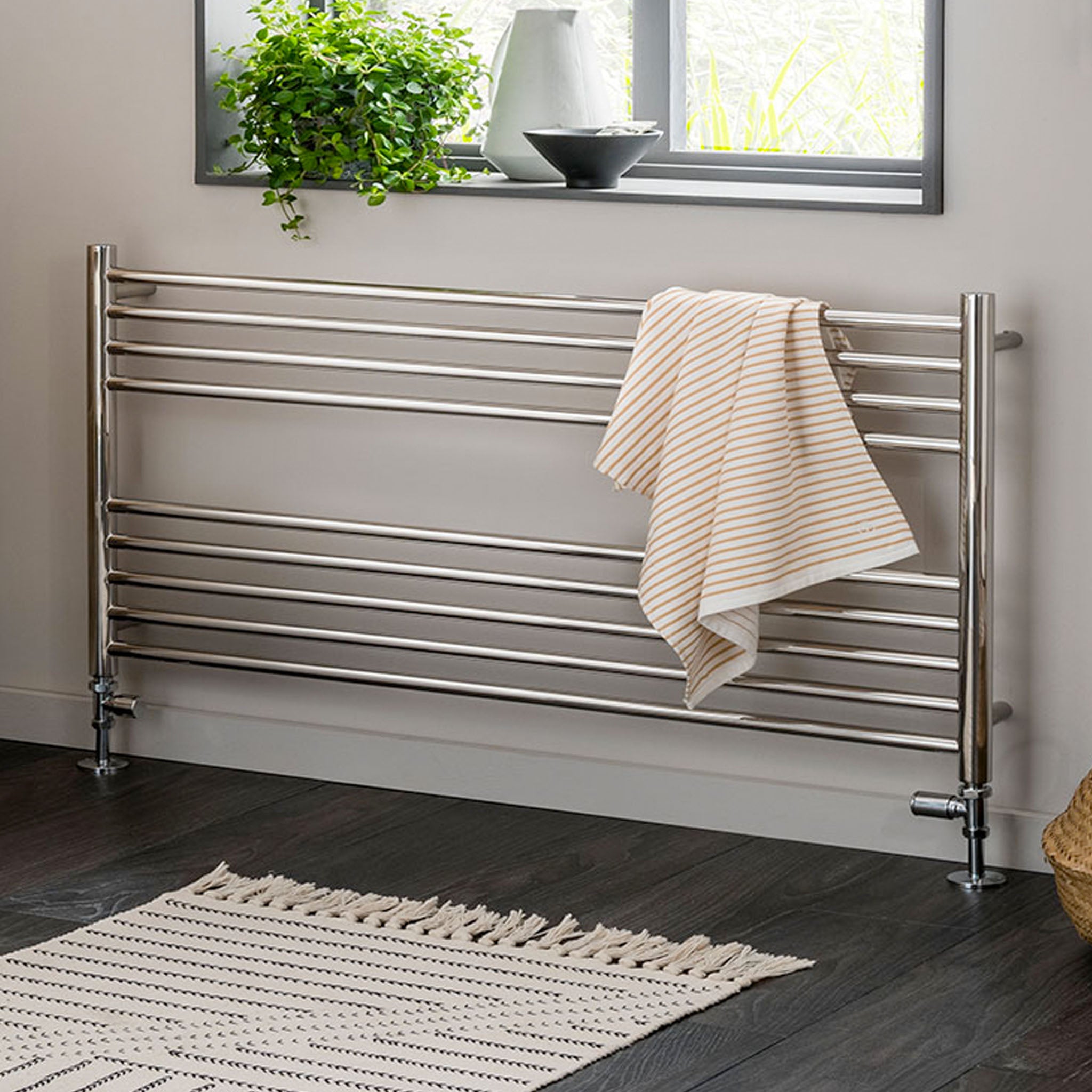 Vogue Pearl Wall Mounted Heated Towel Rail